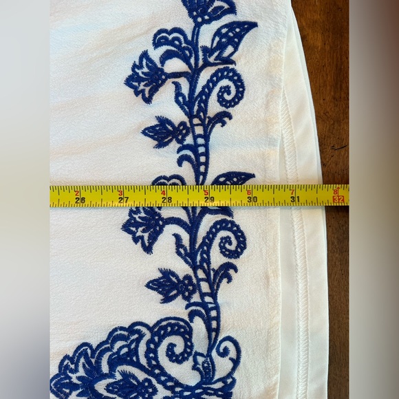 💙 Lulu’s Embroidered dress - Picture 8 of 11